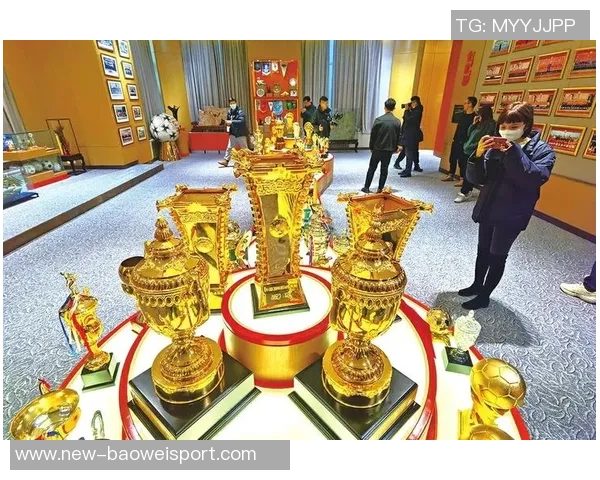 山东泰山庆祝成立32周年五次夺顶级联赛冠军八次捧足协杯奖杯 山东泰山庆祝成立32周年五次夺顶级联赛冠军八次捧足协杯奖杯